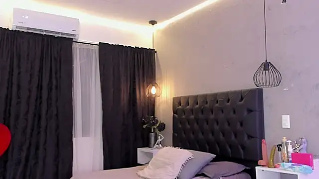 naomi  blair online show from June 20, 3:31 am