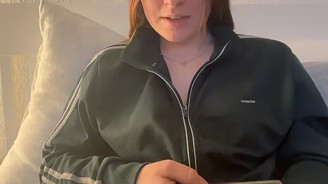 Lucyschickt online show from March 2, 5:20 pm