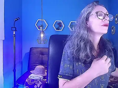 laurasofia45 online show from February 17, 3:58 am