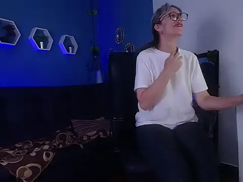 laurasofia45 online show from March 2, 5:08 am