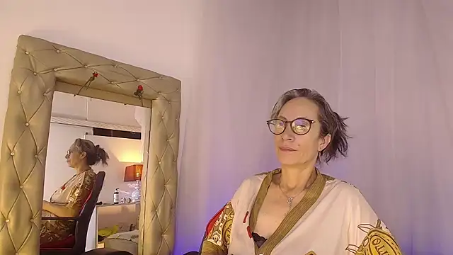 laurasofia45 online show from April 28, 5:12 am