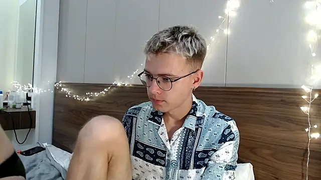 Snapshot of NikiKerryCum chatting on March 1, 1:57 pm NikiKerryCum online show from March 1, 1:57 pm