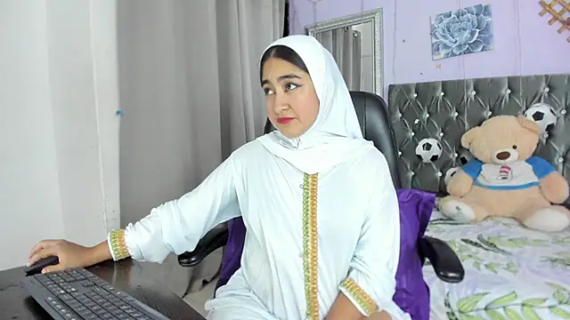 Snapshot of SamiraAwada chatting on June 24, 7:35 pm SamiraAwada online show from June 24, 7:35 pm