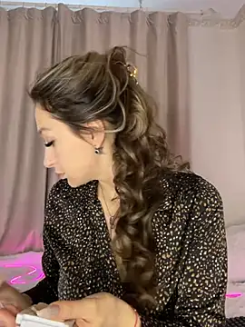 Alyxra online show from February 8, 9:02 am