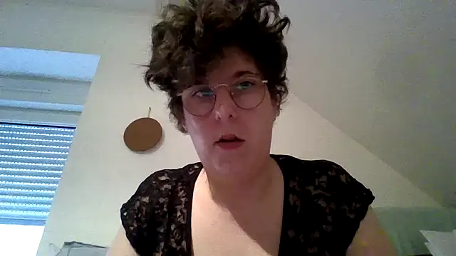 OIseauNoir88 online show from February 10, 9:02 am