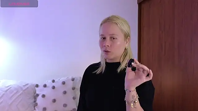 zoee  sweet online show from April 13, 10:59 pm