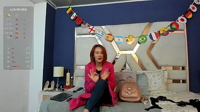 Sara Evaanns online show from June 20, 12:30 pm