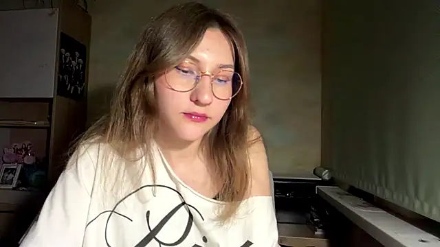 Snapshot of Miaaa_Moon chatting on May 17, 7:10 pm Miaaa Moon online show from May 17, 7:10 pm