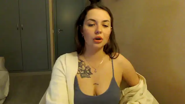 JuliaGraceOF online show from February 17, 11:00 pm