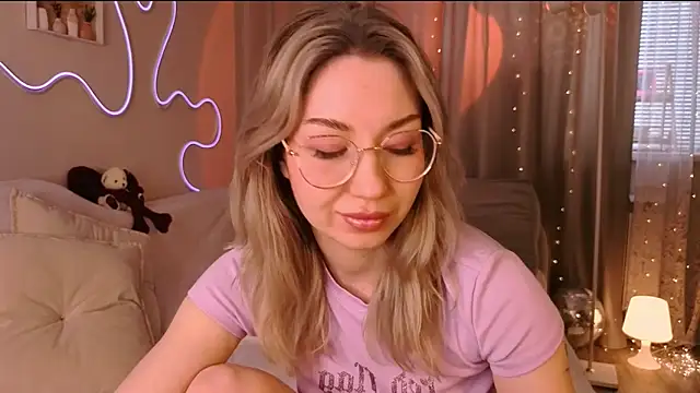 lusciousslily online show from March 9, 7:12 am