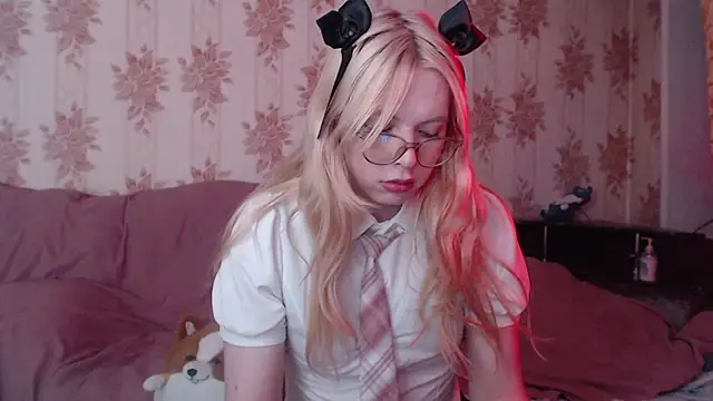 Snapshot of Cutie_Bambi chatting on February 7, 12:20 pm Cutie Bambi online show from February 7, 12:20 pm