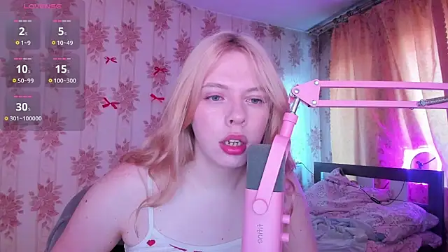 Snapshot of Cutie_Bambi chatting on July 27, 12:12 pm Cutie Bambi online show from July 27, 12:12 pm