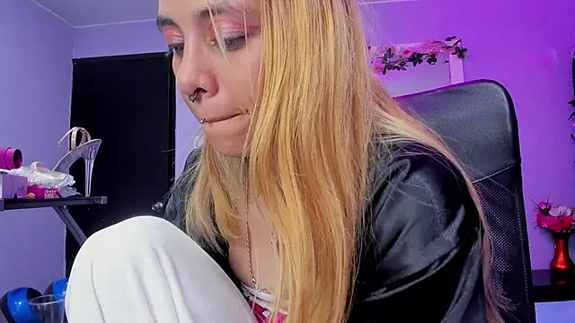 Dakota Angell  online show from February 8, 3:37 pm