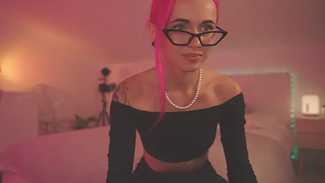 Snapshot of Sarah_Pink chatting on December 1, 6:08 pm Sarah Pink online show from December 1, 6:08 pm