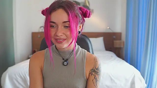 Snapshot of Sarah_Pink chatting on January 11, 3:22 am Sarah Pink online show from January 11, 3:22 am