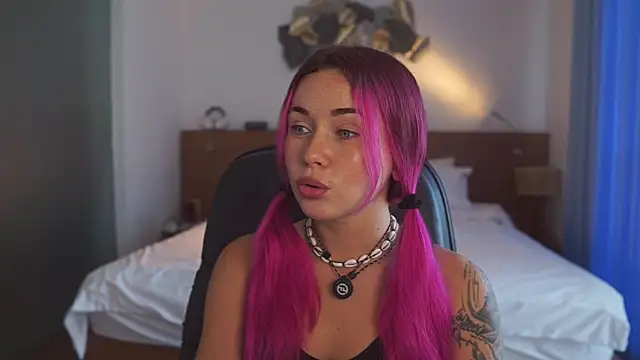 Snapshot of Sarah_Pink chatting on January 14, 1:44 am Sarah Pink online show from January 14, 1:44 am