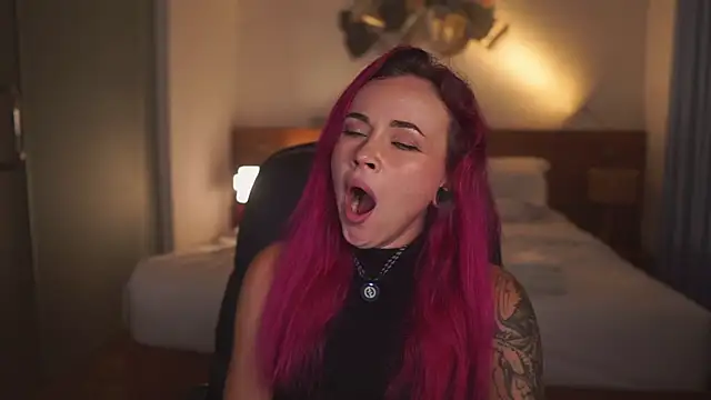 Snapshot of Sarah_Pink chatting on February 7, 12:53 pm Sarah Pink online show from February 7, 12:53 pm