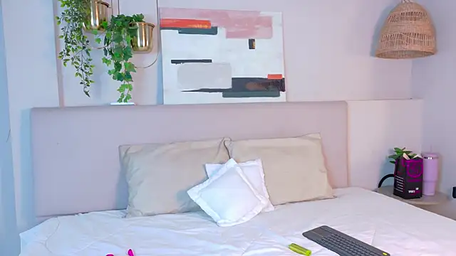 VioletBloomm online show from February 9, 11:36 am