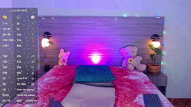 Snapshot of Sophia_Valentina chatting on July 1, 4:36 am Sophia Valentina online show from July 1, 4:36 am