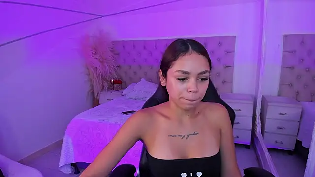 CarolineFyre online show from March 13, 1:07 pm