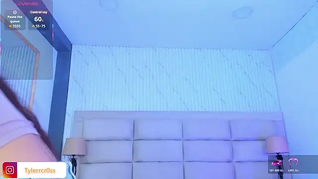 CarolineFyre online show from April 29, 1:15 pm