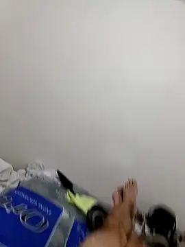 Snapshot of elvergon8721 chatting on February 25, 3:27 am elvergon8721 online show from February 25, 3:27 am