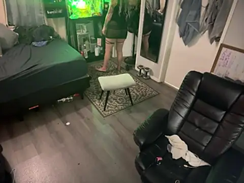 Snapshot of Alicethickpeach chatting on June 25, 10:31 am Alicethickpeach online show from June 25, 10:31 am