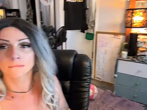 Snapshot of Alicethickpeach chatting on July 8, 8:41 am Alicethickpeach online show from July 8, 8:41 am