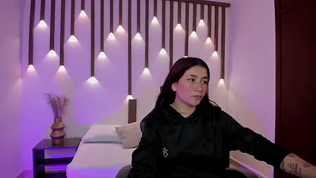 Snapshot of charlottee27_ chatting on April 16, 2:12 am charlottee27 online show from April 16, 2:12 am