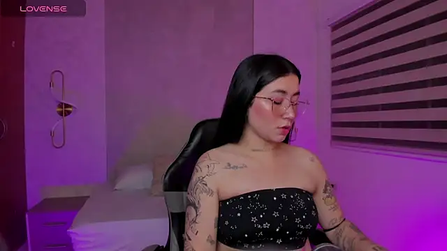 Snapshot of charlottee27_ chatting on May 14, 2:07 am charlottee27 online show from May 14, 2:07 am