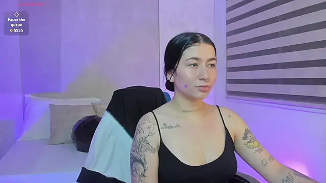 Snapshot of charlottee27_ chatting on May 22, 2:08 am charlottee27 online show from May 22, 2:08 am