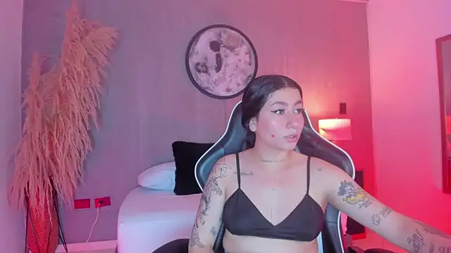 Snapshot of charlottee27_ chatting on May 23, 2:28 am charlottee27 online show from May 23, 2:28 am