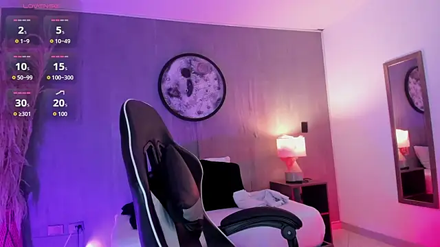 Snapshot of charlottee27_ chatting on May 30, 1:57 am charlottee27 online show from May 30, 1:57 am