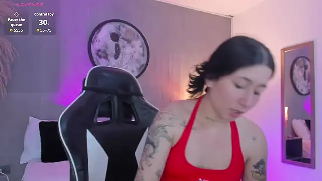 Snapshot of charlottee27_ chatting on June 4, 2:06 am charlottee27 online show from June 4, 2:06 am