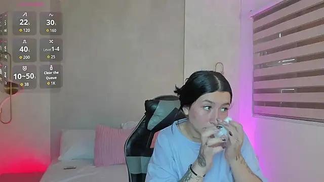 Snapshot of charlottee27_ chatting on June 5, 8:14 pm charlottee27 online show from June 5, 8:14 pm