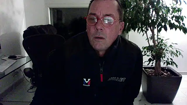 erw4n38 online show from February 4, 9:53 pm