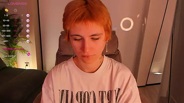 Snapshot of AutumnWhisper chatting on February 12, 8:59 pm AutumnWhisper online show from February 12, 8:59 pm