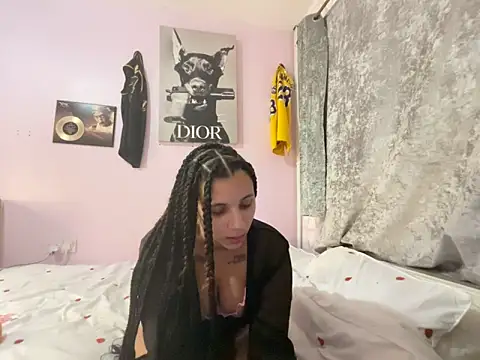 RavenNoirr online show from February 28, 6:20 pm