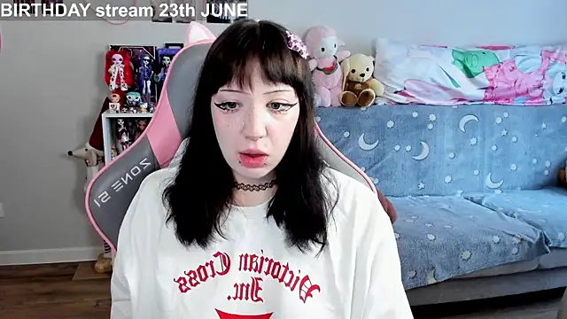 Snapshot of MollysLand chatting on June 16, 9:01 am MollysLand online show from June 16, 9:01 am