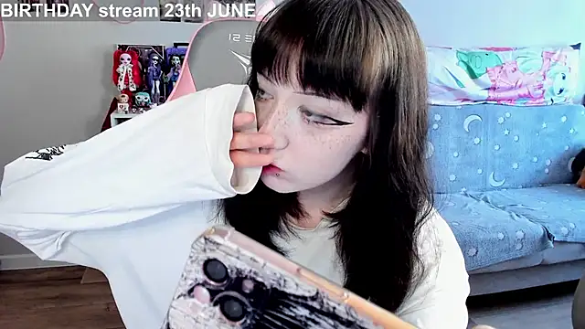 Snapshot of MollysLand chatting on June 17, 9:01 am MollysLand online show from June 17, 9:01 am
