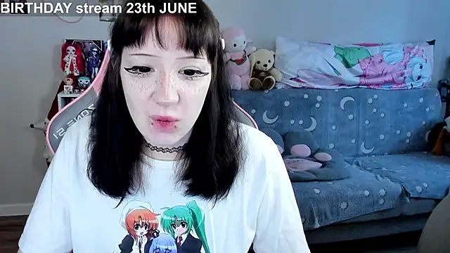 Snapshot of MollysLand chatting on June 18, 8:14 am MollysLand online show from June 18, 8:14 am