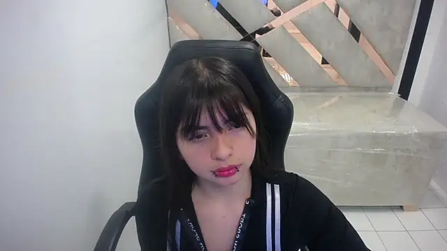 elizabeth t  online show from February 24, 7:56 pm