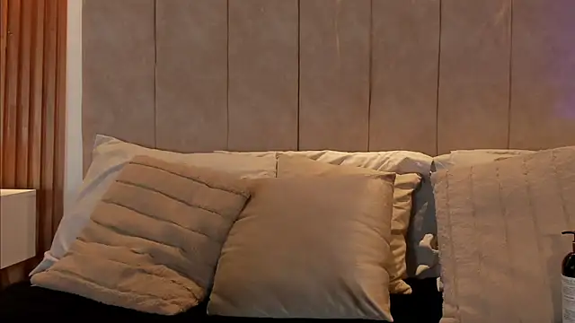  Laura saenz1 online show from February 18, 12:23 pm