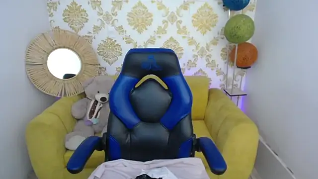 ALISS M  online show from March 5, 8:05 pm