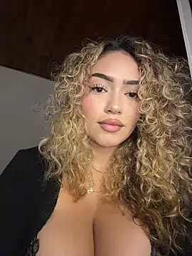 Snapshot of Maddy_Beluci chatting on March 7, 3:25 am Maddy Beluci online show from March 7, 3:25 am