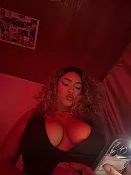 Snapshot of Maddy_Beluci chatting on April 7, 2:34 am Maddy Beluci online show from April 7, 2:34 am