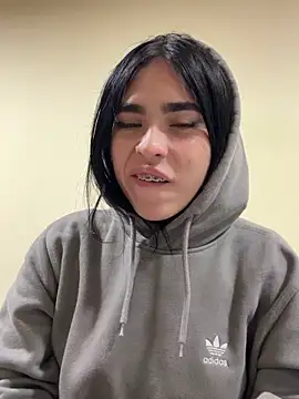 Sara Fernandez  online show from March 6, 1:51 pm