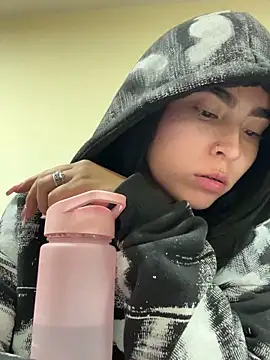 Sara Fernandez  online show from March 11, 3:18 pm