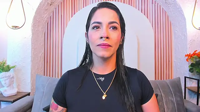 Snapshot of violet_scott_ chatting on May 25, 10:21 am violet scott online show from May 25, 10:21 am