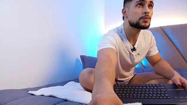 Snapshot of valenssio_moretti chatting on May 26, 12:39 am valenssio moretti online show from May 26, 12:39 am